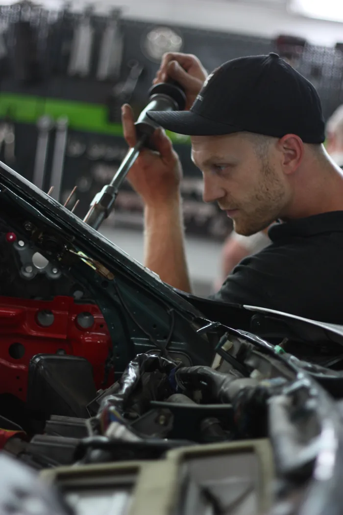 Mechaniker von KS Cartec bei der Arbeit im Motorraum