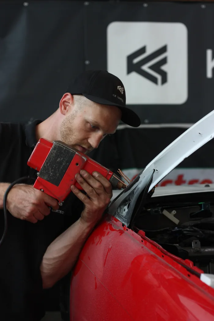 Mechaniker von KS Cartec bei der Karosseriearbeit