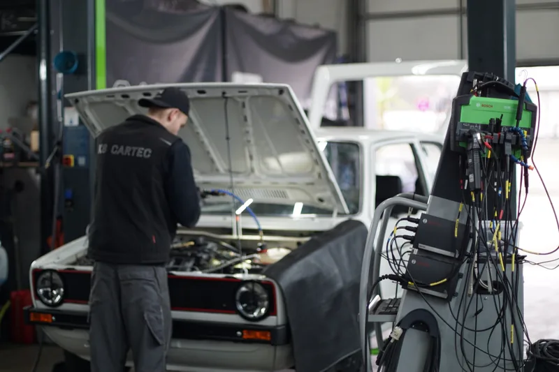 Mechaniker mit Diagnosegerät bei KS Cartec