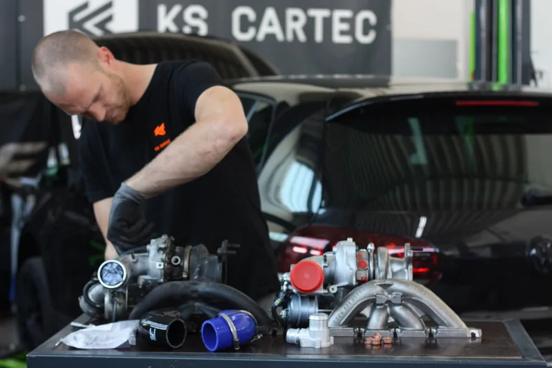 Mechaniker von KS Cartec bei der Arbeit an Motorteilen