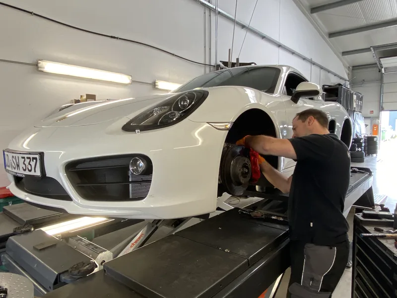 Porsche auf der Hebebühne bei KS Cartec