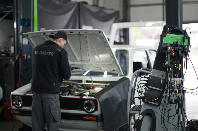 Mechaniker von KS Cartec bei der Diagnose an einem Golf