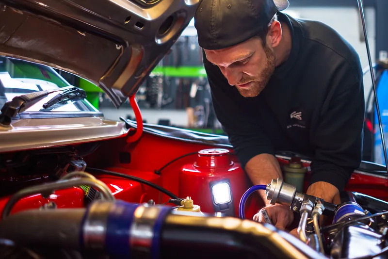 Mechaniker von KS Cartec bei der Arbeit im Motorraum